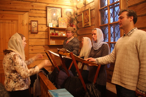 Молодежный хор под управлением регента Светланы Кольцовой поет в храме во имя иконы Божией Матери Державная Молодежный хор под управлением регента Светланы Кольцовой поет в храме во имя иконы Божией Матери Державная